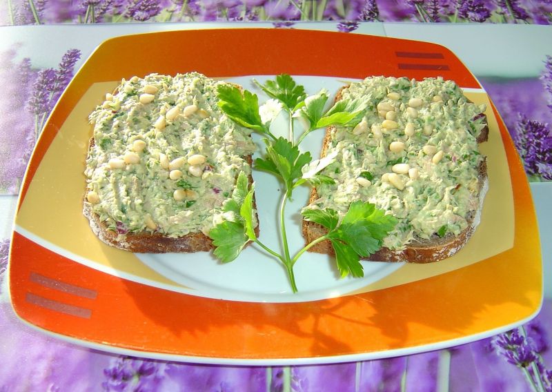 Pasta z tuńczyka z serkiem wiejskim i awokado