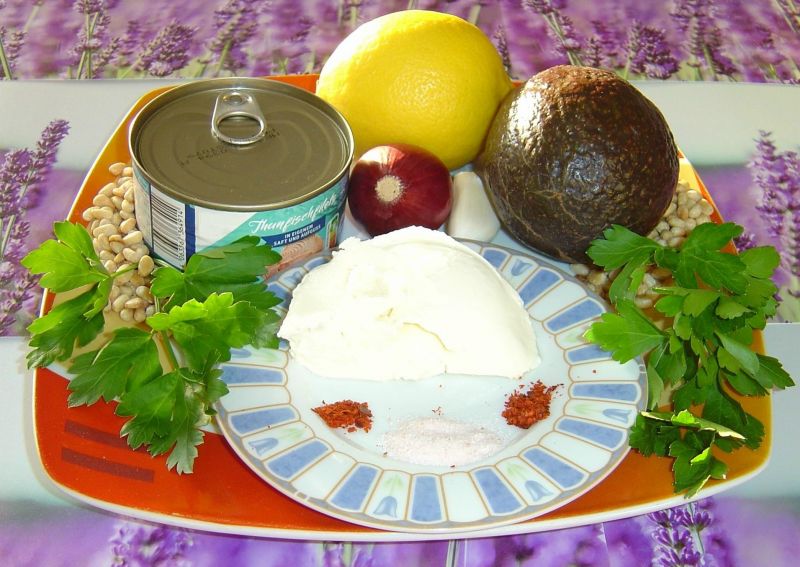 Pasta z tuńczyka z serkiem wiejskim i awokado