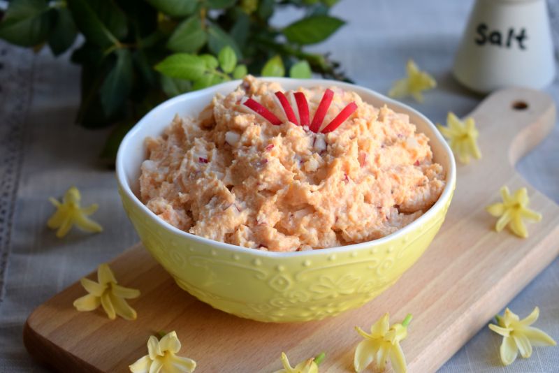 Pasta z wędzonego łososia, jajek i rzodkiewki