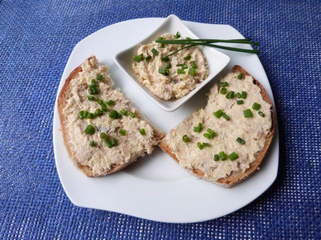 Pasta z wędzonej makreli i żółtego sera