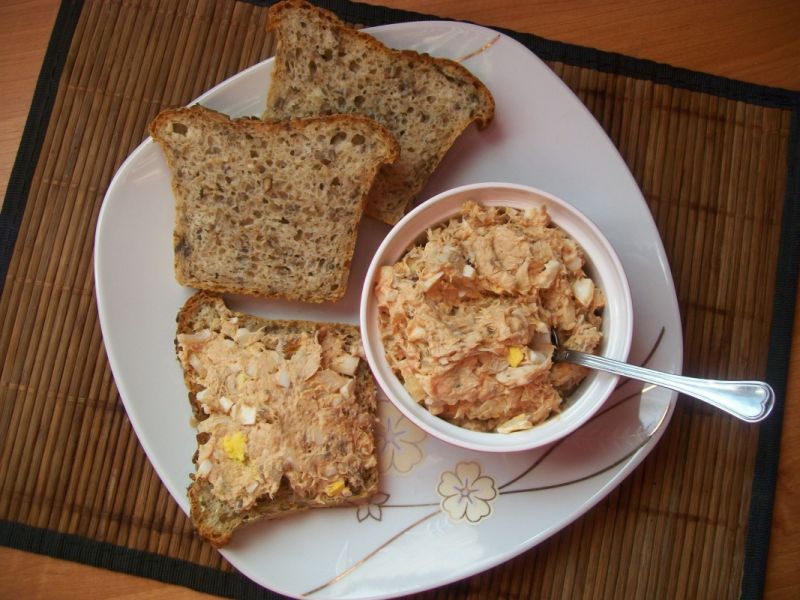 Pasta z wędzonej makreli z jajkiem i cebulką