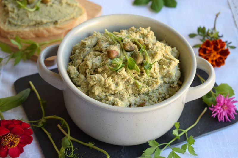 Pasta z wędzonej makreli z kaparami i kiełkami