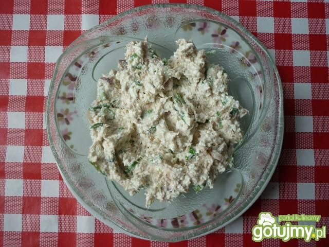 Pasta z wędzonej ryby, sera i cebuli. 