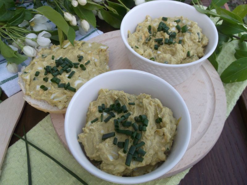 Pasta z zielonego groszku i jajek