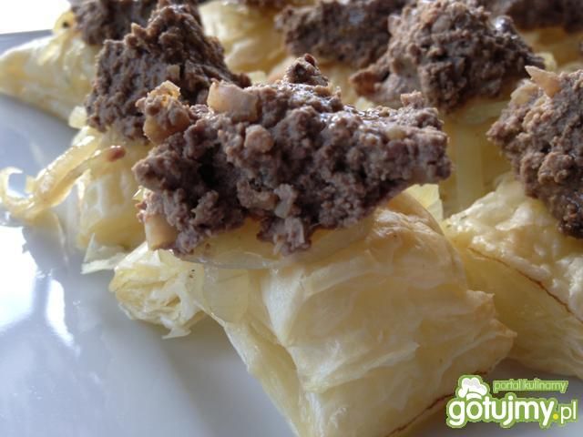 Pasztecik drobiowy na cieście francuskim