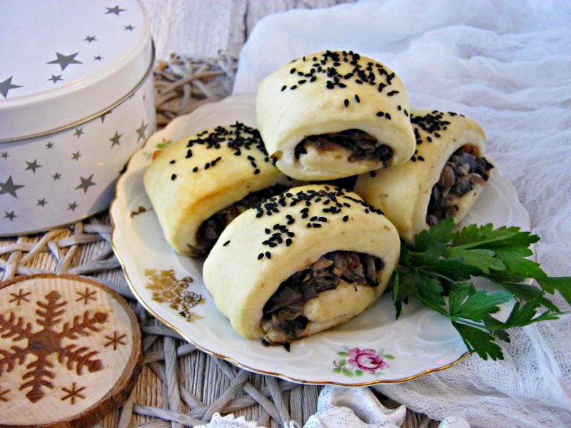 Paszteciki - bułeczki z pieczarkami i łososiem Paszteciki - bułeczki z pieczarkami i łososiem