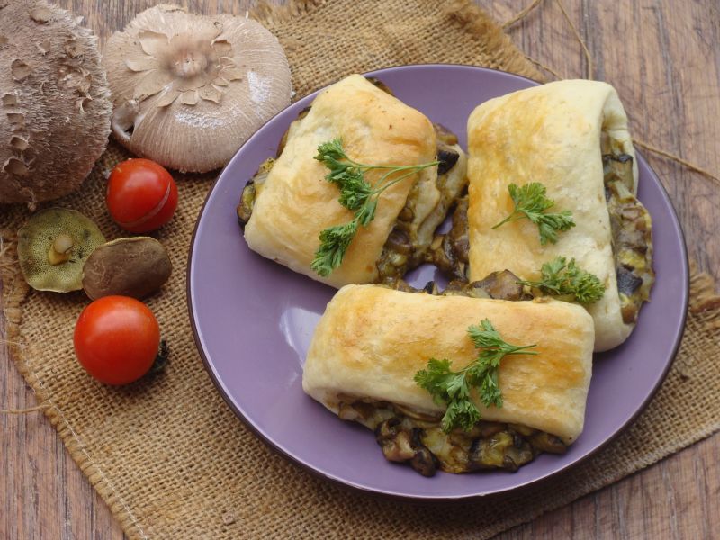 Paszteciki drożdżowe z grzybami i serem