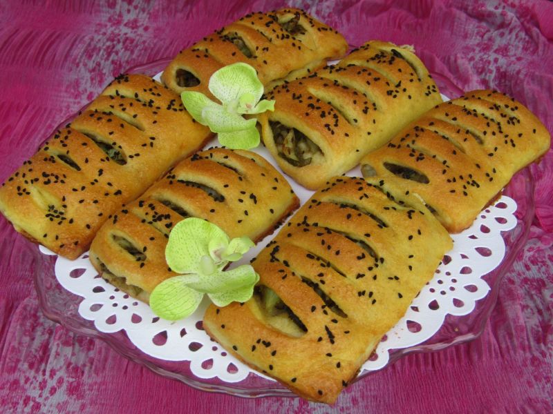 Paszteciki drożdżowe z młodą kapustą i pieczarkami Paszteciki drożdżowe z młodą kapustą i pieczarkami