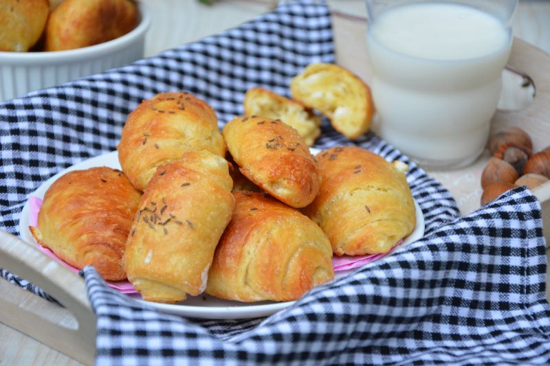 Paszteciki serowe z fetą i kminkiem Paszteciki serowe z fetą i kminkiem