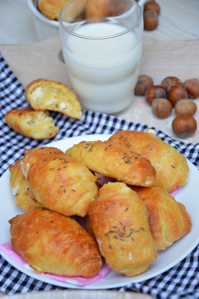 Paszteciki serowe z fetą i kminkiem Paszteciki serowe z fetą i kminkiem