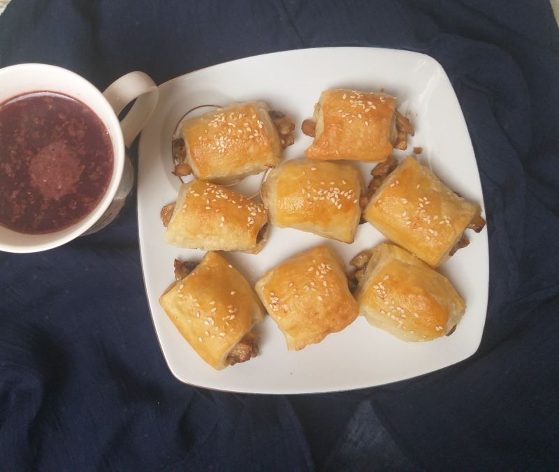 Paszteciki z ciasta francuskiego z pieczarkami