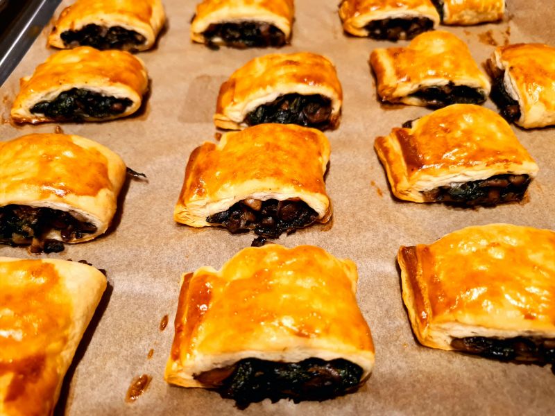 Paszteciki z ciasta francuskiego z pieczarkami