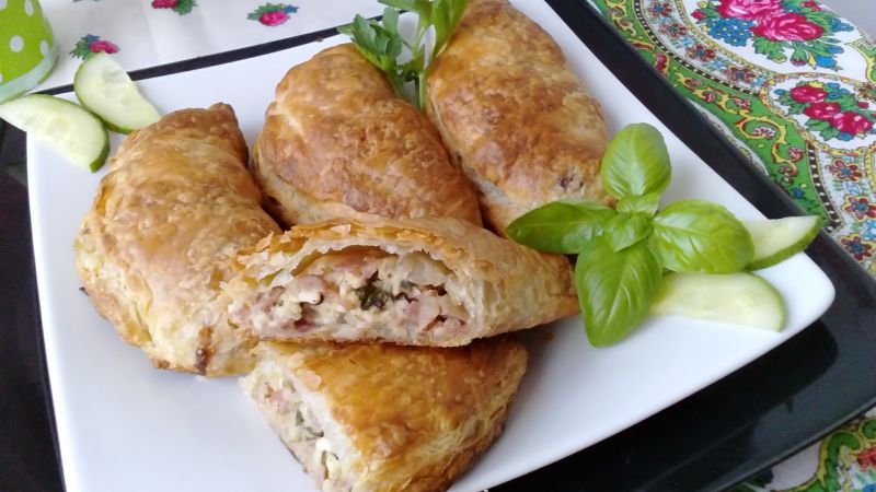 Paszteciki z kiełbasą żywiecka,szpinakiem i serkie