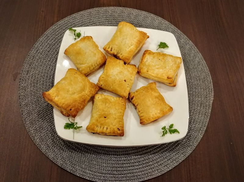 Paszteciki z kurkami i pieczarkami Paszteciki z kurkami i pieczarkami