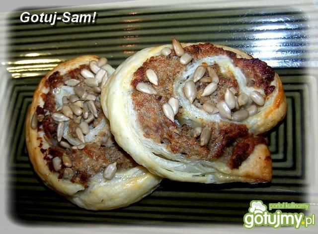 Paszteciki z wołowiną i słonecznikiem.