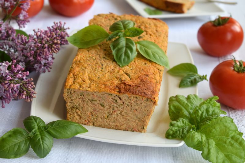 Pasztet rosołowy z pomidorami i świeżą bazylią