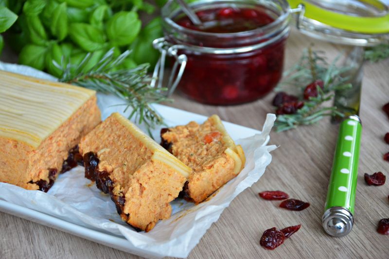 Pasztet rosołowy z żurawiną i makaronem 