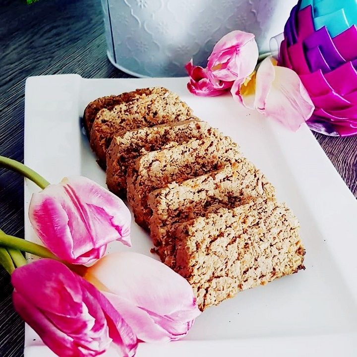 Pasztet Wielkanocny w towarzystwie marchewki Pasztet Wielkanocny w towarzystwie marchewki