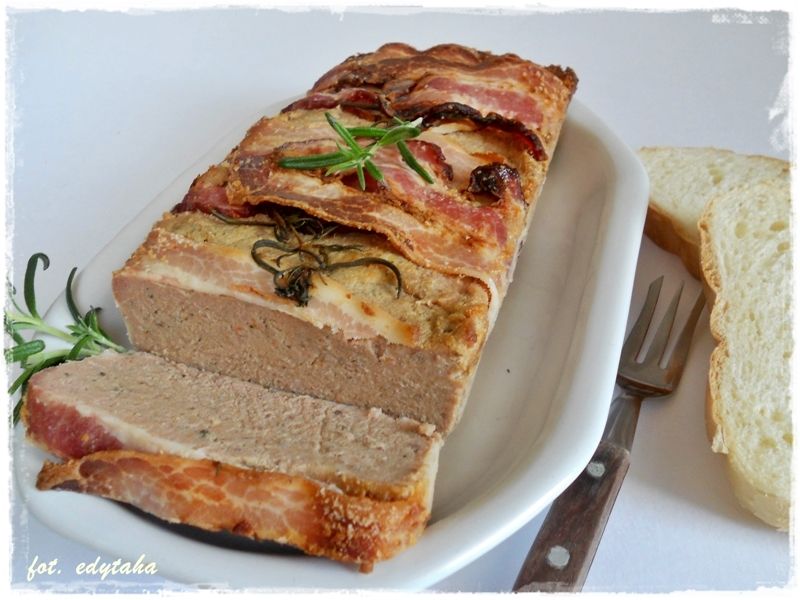 Pasztet z królika w boczkowym płaszczyku