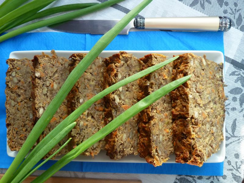 Pasztet z soczewicy z marchewką i ogórkiem kiszony