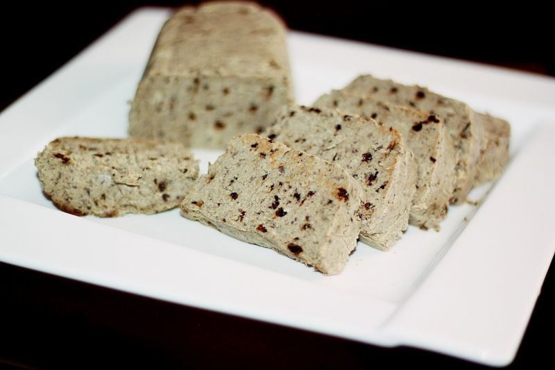 Pasztet z wątróbki, drobiu i śliwek 