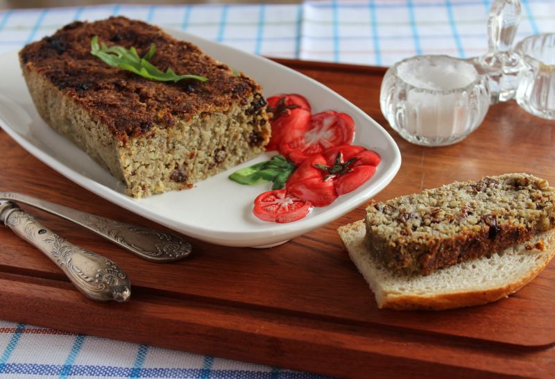 Pasztet z zielonej soczewicy z suszonymi śliwkami