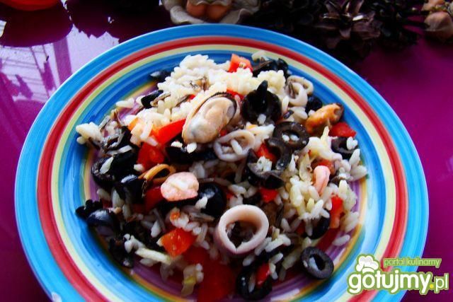 Patelnia morka z ryżem i oliwkami 