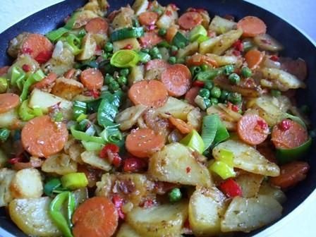 Patelnia pelna warzyw Patelnia pelna warzyw