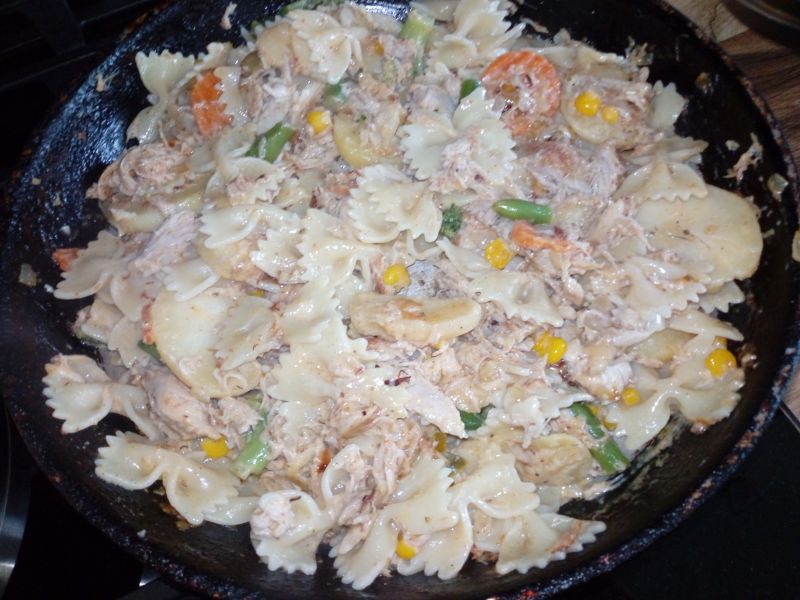 Patelnia z gotowanym kurczakiem i makaronem