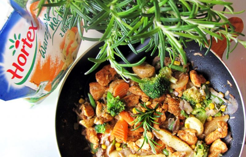 Patelnia z warzywami, kurczakiem i nutą rozmarynu Patelnia z warzywami, kurczakiem i nutą rozmarynu