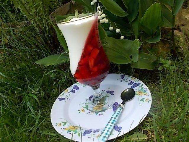 Patriotyczny deser z truskawkami Patriotyczny deser z truskawkami