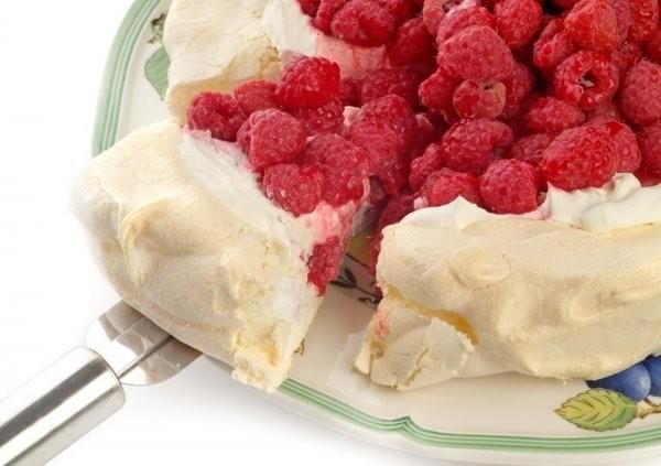 Pavlova torcik bezowy z owocami