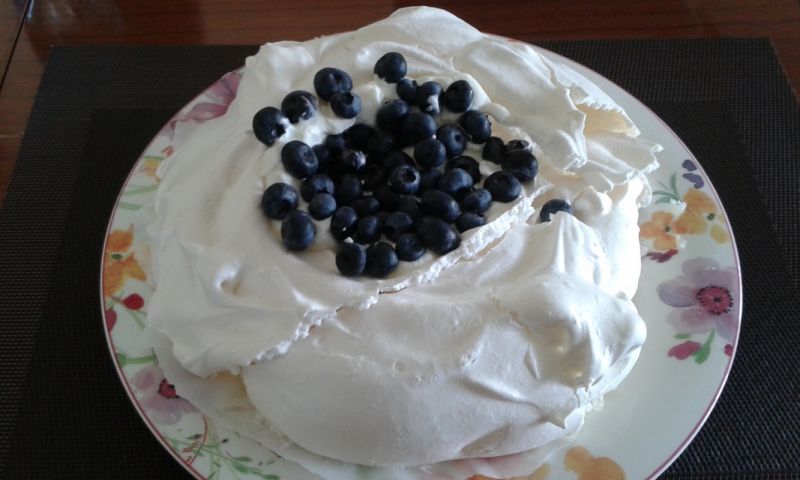 Pavlova z borówkami Pavlova z borówkami