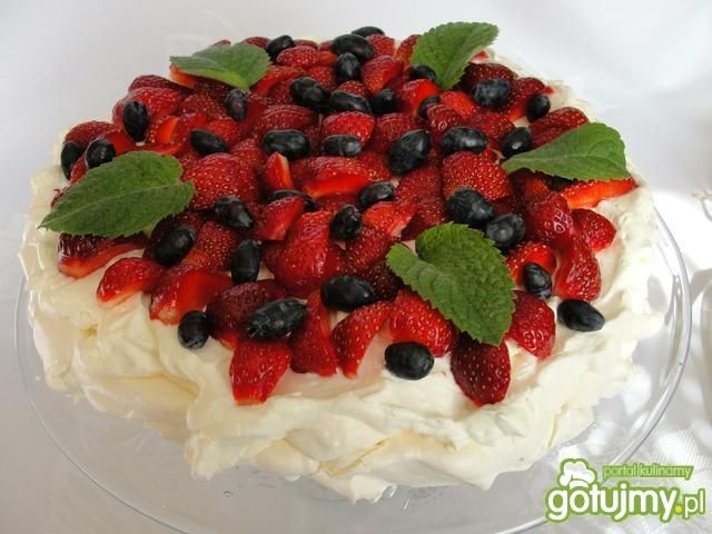 Pavlova z truskawkami i jagodami 