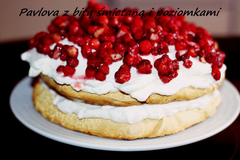 PAVLOVA ze śmietaną i poziomkami PAVLOVA ze śmietaną i poziomkami