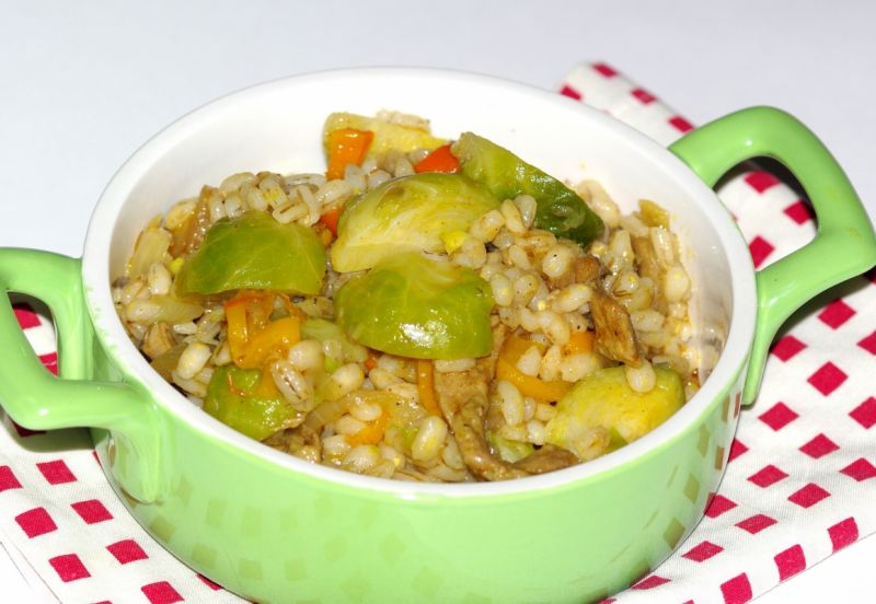 Pęczak z brukselką ,papryką i mięsem