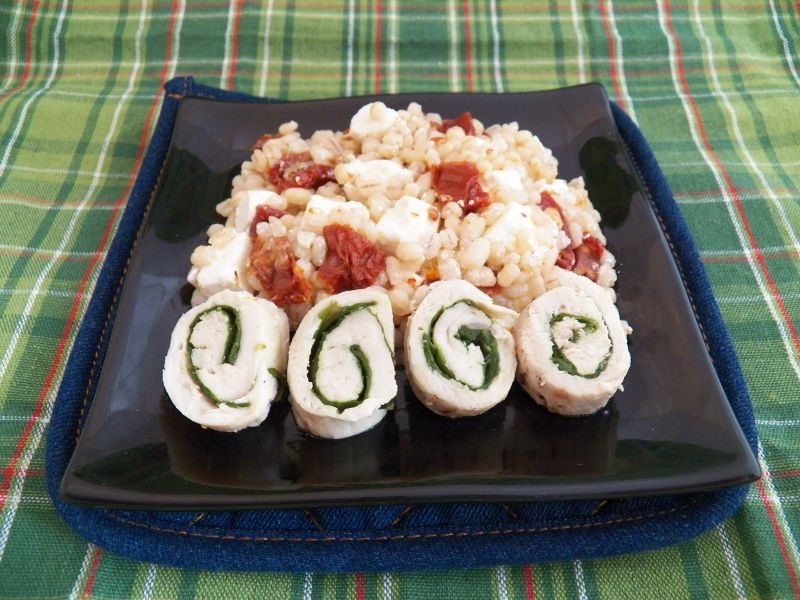 Pęczak z fetą, pomidorami i roladkami z kurczaka Pęczak z fetą, pomidorami i roladkami z kurczaka