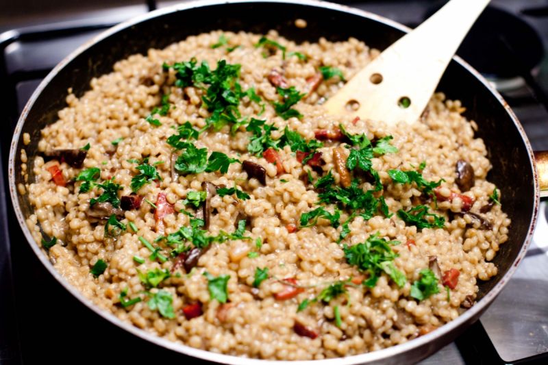 Pęczak z grzybami i boczkiem z patelni