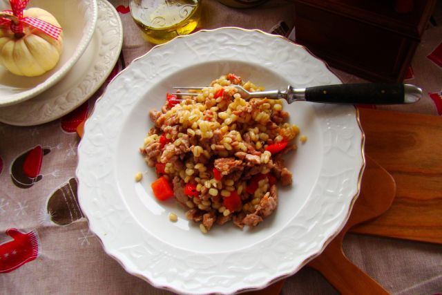 Pęczak z indykiem i czerwona papryką Pęczak z indykiem i czerwona papryką