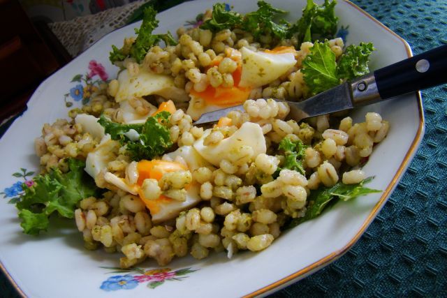 Pęczak z jarmużem i jajkiem gotowanym