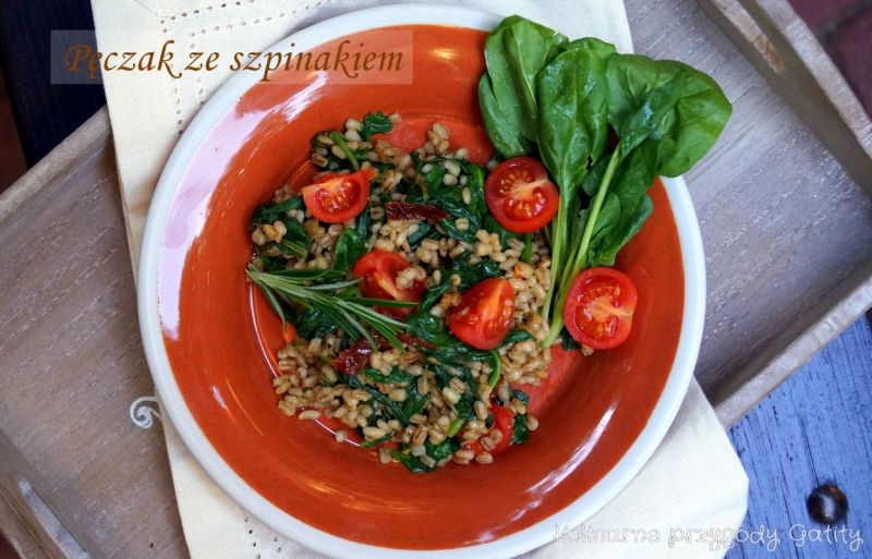 Pęczak ze szpinakiem i pomidorami