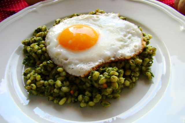 Pęczak ze szpinakiem i sadzonym Pęczak ze szpinakiem i sadzonym