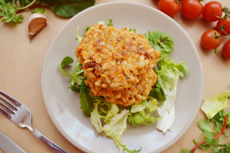 Pęczakowe kotlety z suszonymi pomidorami  Pęczakowe kotlety z suszonymi pomidorami