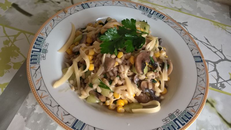 Pęczotto z pieczarkami, kukurydzą i papryką