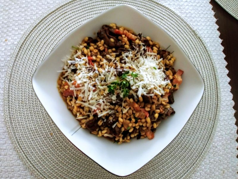 Pęczotto z suszonymi grzybami i boczkiem