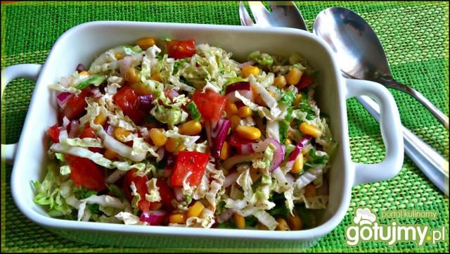 Pekinka z kukurydzą pomidorem i cebulą