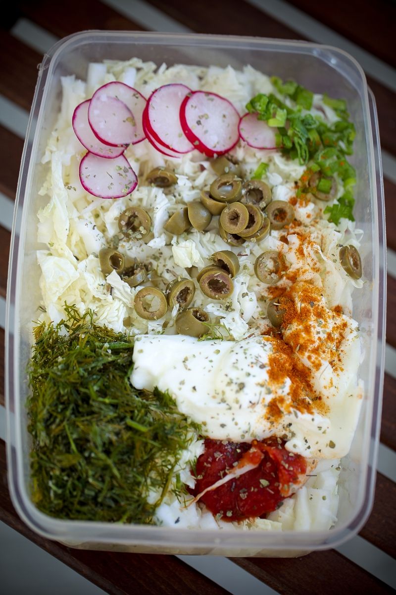 Pekinka z oliwkami i ziołami