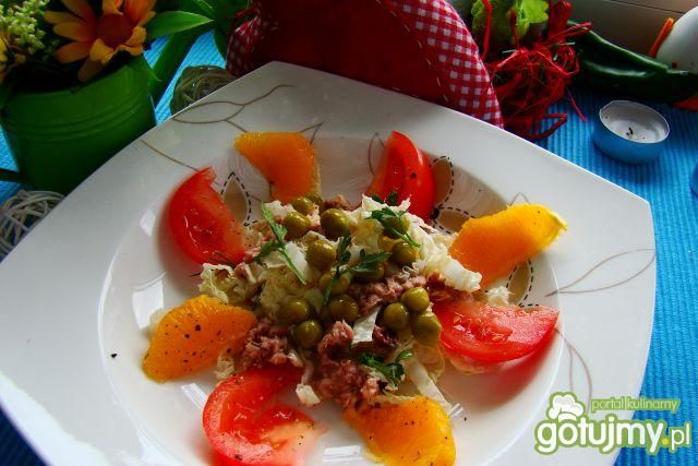 Pekinka z pomarańczem ,pomidorem i rybą
