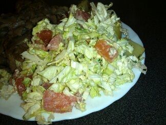 Pekinka z pomidorami w majonezie 