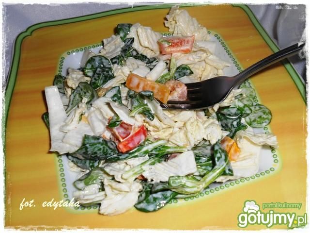 Pekinka z roszponką i papryką marynowaną